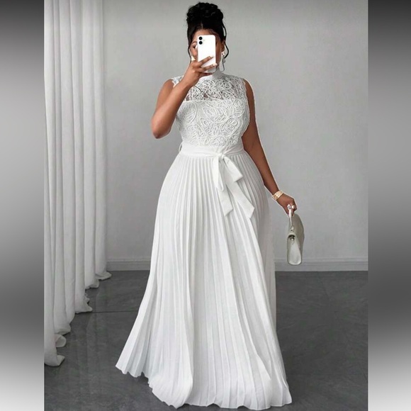 Elegant White Lace Evening Gown - Picture 2 of 7